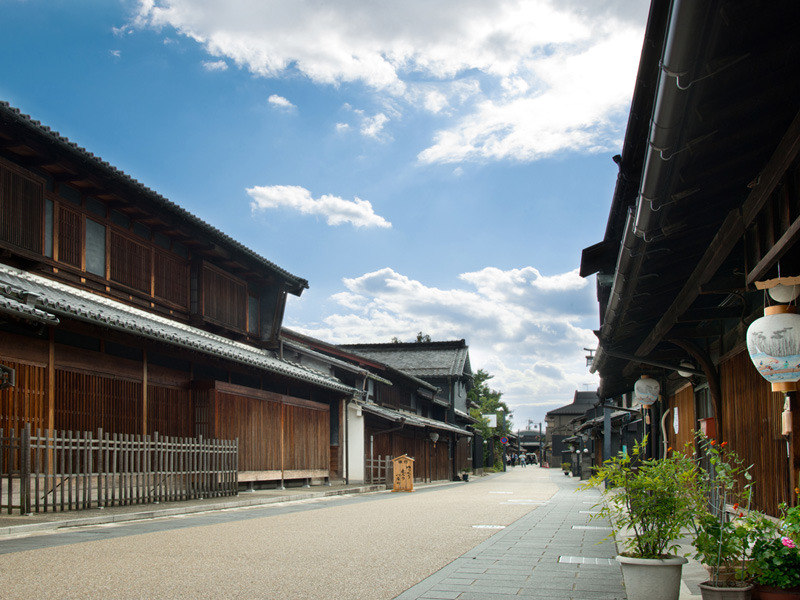 風情のある家屋が並ぶ川原町通り