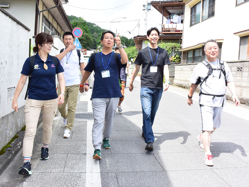 外を歩きながら体験型の保健指導