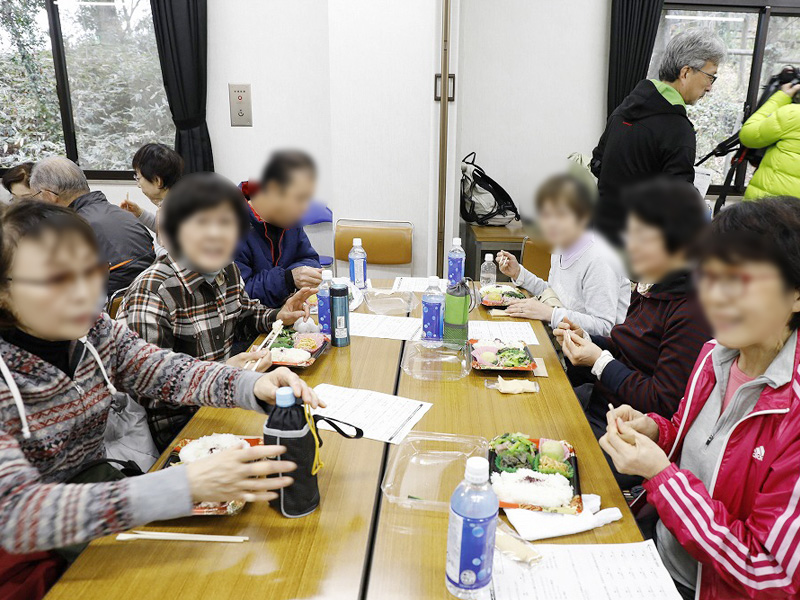 地元野菜たっぷりのお弁当をみんなで試食
